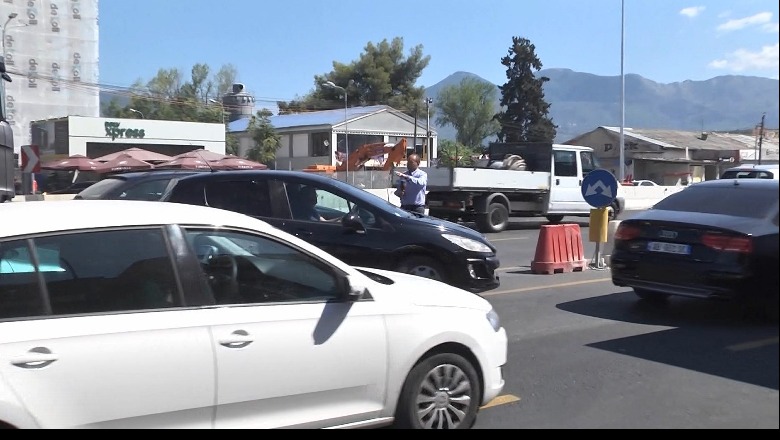 Edhe sot Tirana e bllokuar nga trafiku, kaos në hyrjen te ish sheshi 'Shqiponja', mjetet bëhen 'lëmsh' nga mungesa e sinjalistikës! Lëvizja në rrugët e qytetit 'mision i pamundur'