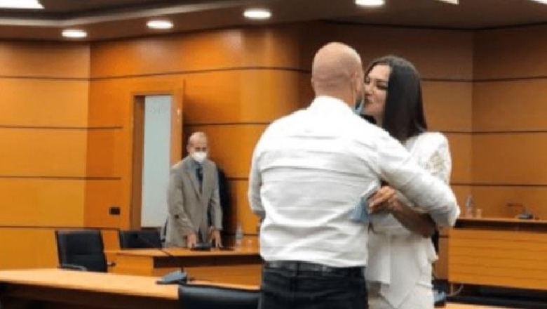 KPK e konfirmon në detyrë, gjyqtarja e Beratit ndan gëzimin me bashkëshortin dhe i dhuron një puthje 