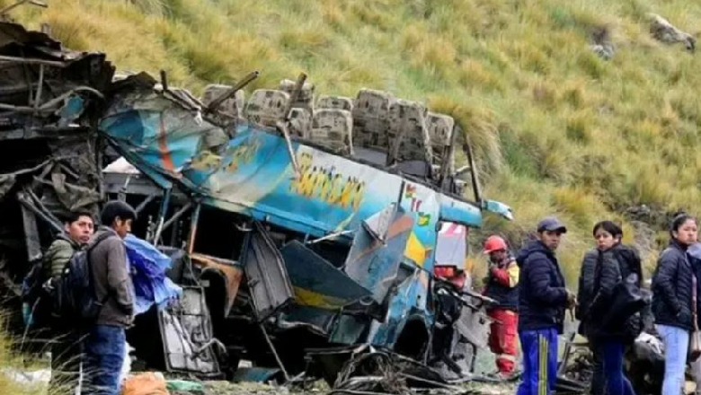 Autobusi bie nga shkëmbi në Bolivi, 23 persona humbin jetën, mes viktimave edhe 3 fëmijë