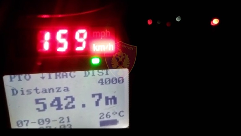 U largua nga vendi i aksidentit në Durrës, shoferi i shpallur në kërkim tenton të 'çajë' trafikun! Futet me 144km/h