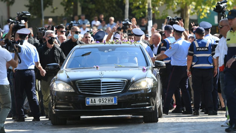 Militantët i 'mbuluan' makinën me lule, Baze: Duke parë skenën me Berishën, m'u kujtua arkivoli i Azemit 