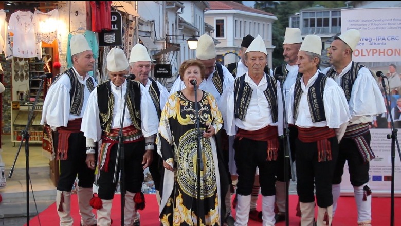 ‘Karvani i polifonisë’ mbush me tinguj Gjirokastrën, 11 grupe polifonike morën pjesë në festivalin folklorik 