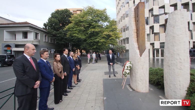 Homazhet e demokratëve tek memoriali i Azem Hajdarit, Kreshnik Spahiu: Asnjëri prej tyre se ka njohur apo takuar! Këta dhe varrin po e keqpërdorin
