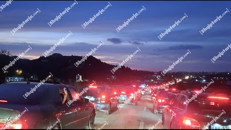 Trafik i rënduar në rrugën Tiranë-Elbasan, shkak punimet për ndërtimin e mbikalimit te rrethrrotullimi i TEG