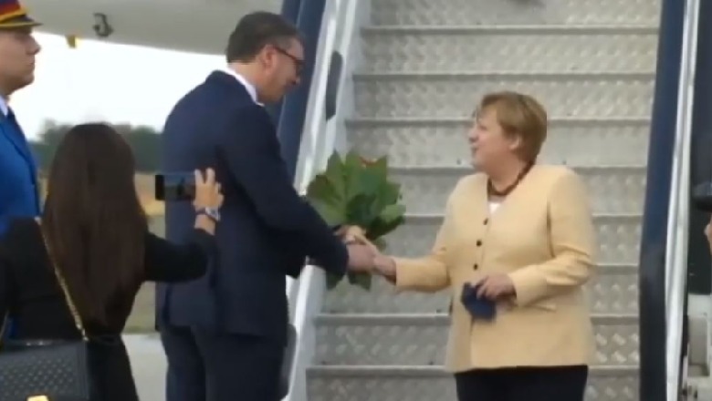 Vuçiç pret Merkel me një buqetë me lule në aeroport! Presidenti serb para takimit: Jam i tensionuar