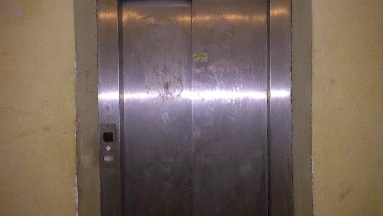 Vlora ashensorë pa kolaudim dhe të rrezikshëm! Pallate pa administratorë, banorët bllokohen në ashensorë