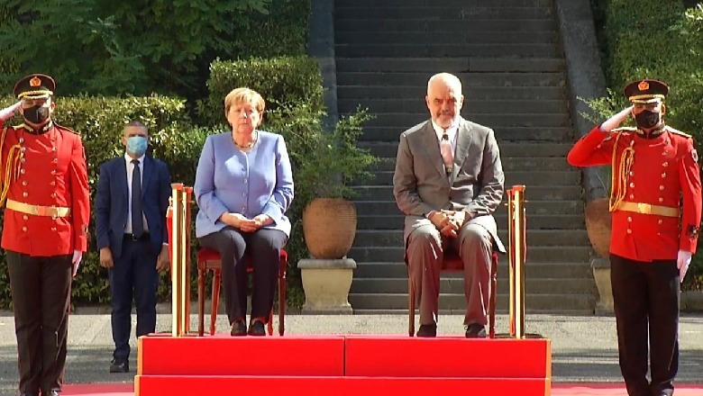 FOTO/  Merkel takohet me Ramën, pritet me ceremoni shtetërore