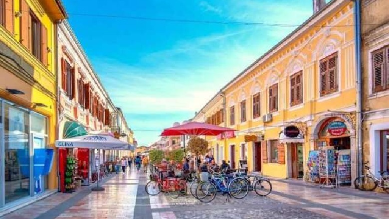 Turistët “pushtojnë” Shqipërinë në korrik-gusht, rriten 15% pasagjerët me charter; Kryesojnë polakët, ukrainasit dhe arabët
