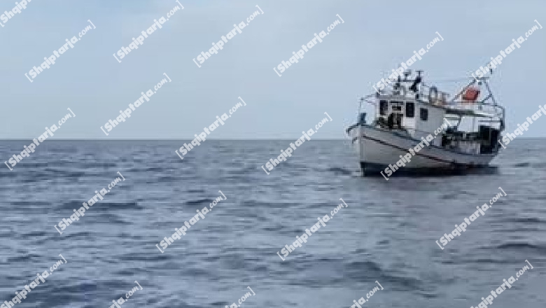 Humbën kontaktin me kapitanerinë e portit te Vlorës prej ditës së djeshme, identifikohet peshkarexha me 2 peshkatarët në bord 