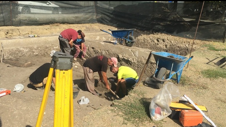 Gërmimet në Durrës zbulojnë varre mesjetare, arkeologia: Kemi gjetur edhe gjurmët e një dyshemeje që duhet të lidhet me një strukturë ende të panjohur