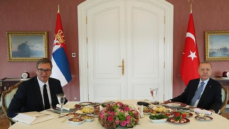  Erdogan pret Vuçiçin në Stamboll, diskutojnë për marrëdhëniet bilaterale dhe për Kosovën