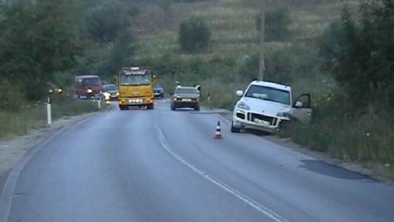 Tjetër aksident në vend/ ‘Land Roveri’ del nga rruga në aksin Fier-Levan, plagosen dy pasagjerët