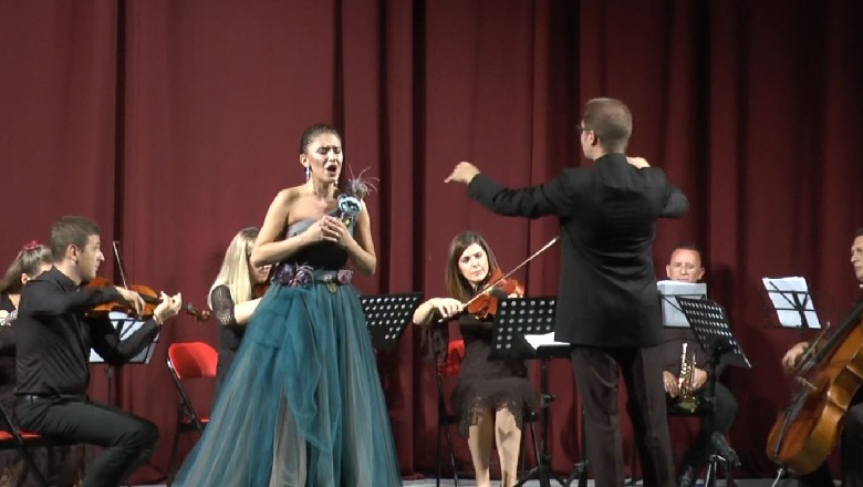 Muzikë dhe emocion, Orkestra Kamerale NewBorn nga Kosova dhuroi spektakël për artdashësit e Vlorës 
