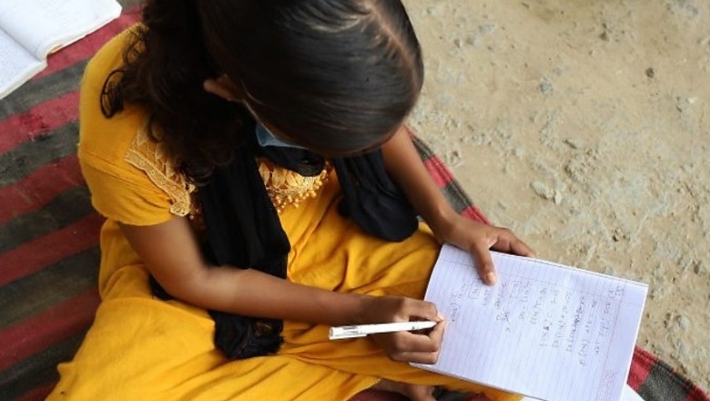   Indi/ Mësuesi i apasionuar sfidon pandeminë, jep mësim në rrugë