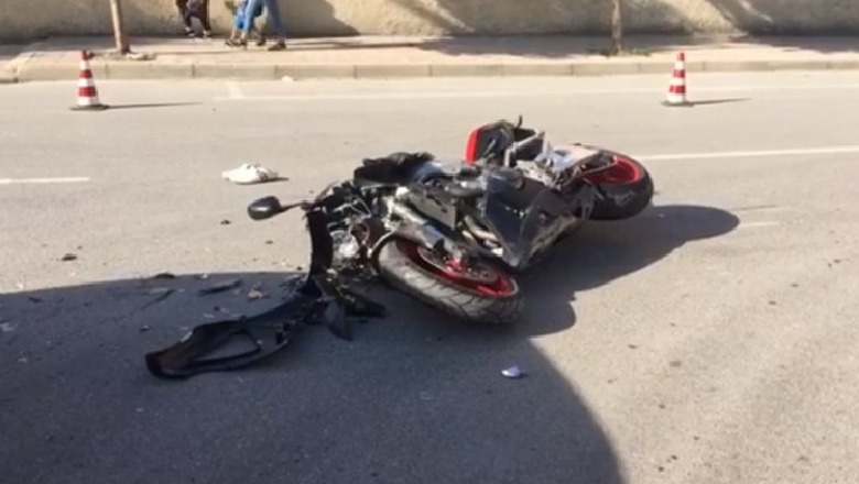  Makina përplasi motorin në Kuçovë, përfundojnë në spital drejtuesi dhe pasagjeri 