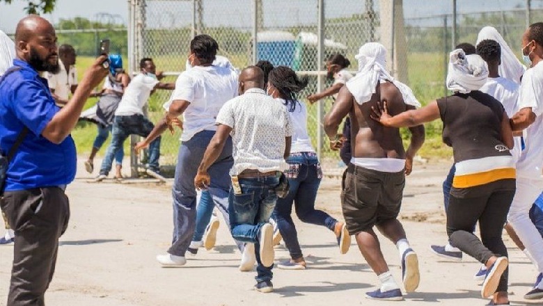 Emigrantët nga Haiti, të inatosur hedhin objekte në drejtim të avionit që i riatdhesoi! Jep dorëheqjen edhe i dërguari i posaçëm amerikan: Nuk do të bashkohem me vendimin çnjerëzor dhe joproduktiv të Shtëpisë së Bardhë