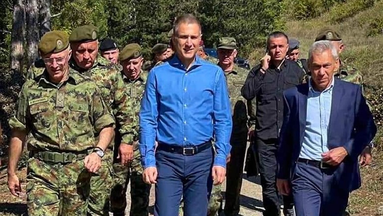 Tensione në veri të Kosovës, KFOR nis patrullimet! Vuçiç kërcënon me ndërhyrje ushtarake nëse preken serbët! Këtë javë Kosova dhe Serbia takohen në Bruksel