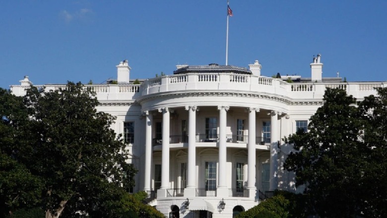 Presidenti Biden nënshkruan projekt-ligjin që shmang mbylljen e qeverisë