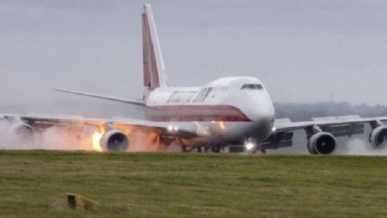 FOTOLAJM/ Avioni merr flakë gjatë uljes në aeroportin anglez, pasagjerët në panik