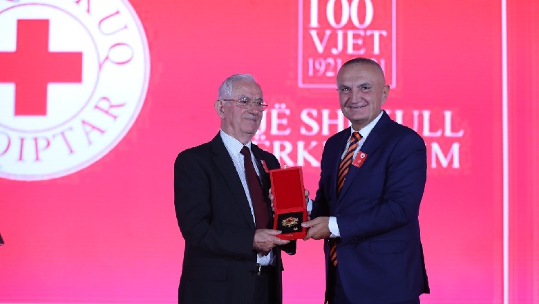 100 vjet nga themelimi i Kryqit të Kuq Shqiptar, Meta e vlerëson me dekoratën ‘Nderi i Kombit’
