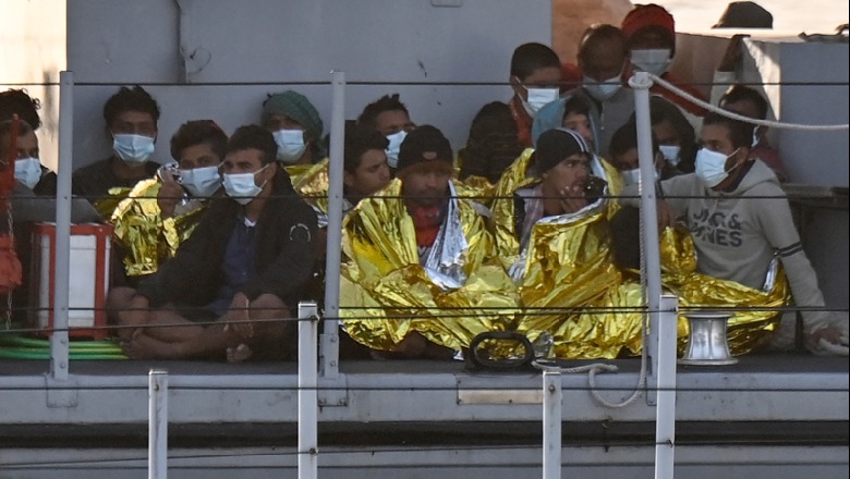Në arrati, 65 emigrantë libianë mes tyre dhe 5 fëmijë bllokohen në Mesdhe! Shpëtohen nga anijet italiane