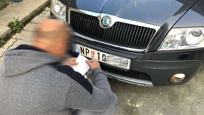 Nis zbatimi i marrëveshjes, Kosova dhe Serbia mbulojnë simbolet shtetërore në targat e automjeteve