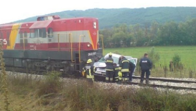 Treni përplaset me makinën në Kosovë, mbesin të plagosur 6 persona