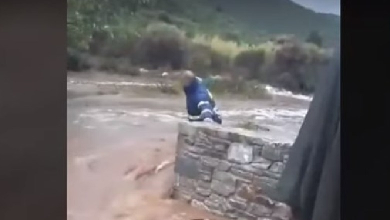 Rrugët e Greqisë ‘të dorëzuara’ ‘nën pushtetin e ujit’! Familja gjermane bllokohet nga shiu në shtëpi, shpëtohen mrekullisht me një litar