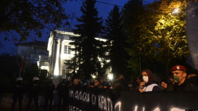 'Kosova, zemra e Serbisë', protestë para Ambasadës së Shqipërisë në Beograd! Thirrje fyese ndaj kombit shqiptar