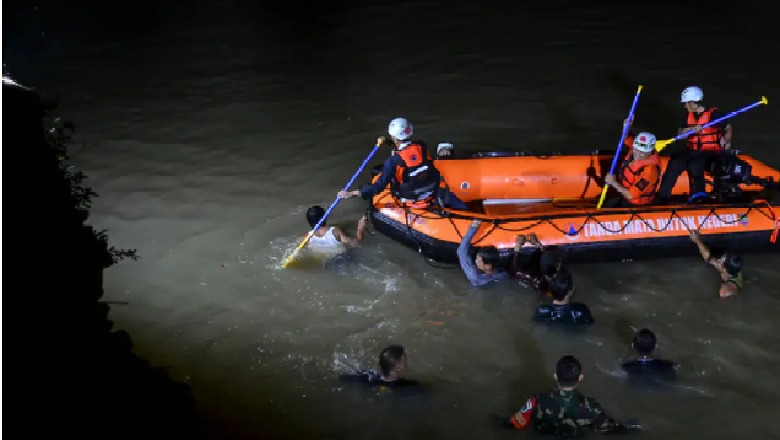 Indonezi/ 11 studentë mbyten gjatë një eskursioni në lumë