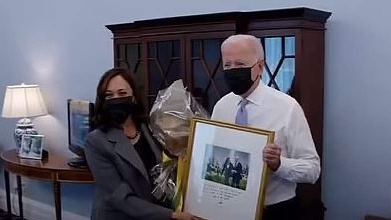 Me lule dhe një kornizë, Biden emocionon zv. presidenten Harris në zyrë për ditëlindje  (VIDEO)