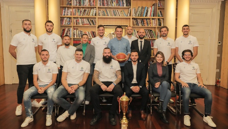 Veliaj pret basketbollistët e Tiranës, u shpallën kampionë në Kupën e Federatës: Është vetëm kupa e parë nga shumë të tjera
