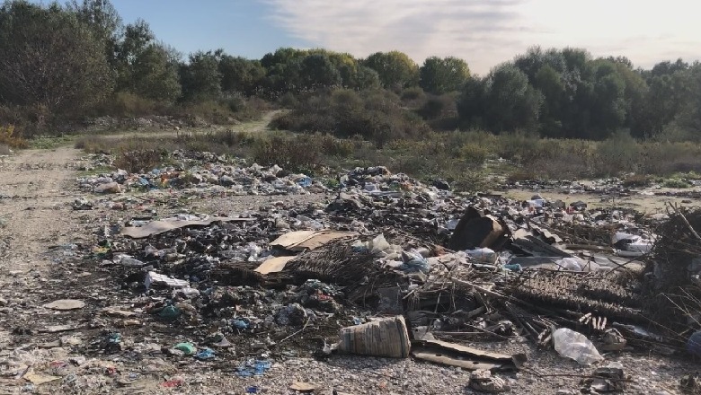 12 fshatra të Novoselës hedhin plehrat në zonën e mbrojtur të lagunës Vjosë-Nartë, problematika prej 3 vitesh, banorët: Kanë ndotur edhe ujin, nuk e pimë dot