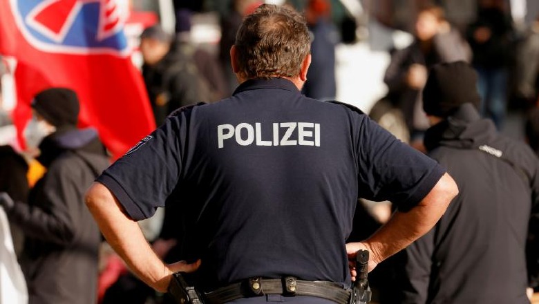 Policia gjermane ndalon një grup ekstremistësh të djathtë që patrullonin kufirin me Poloninë për të ndaluar emigrantët! Ishin të armatosur