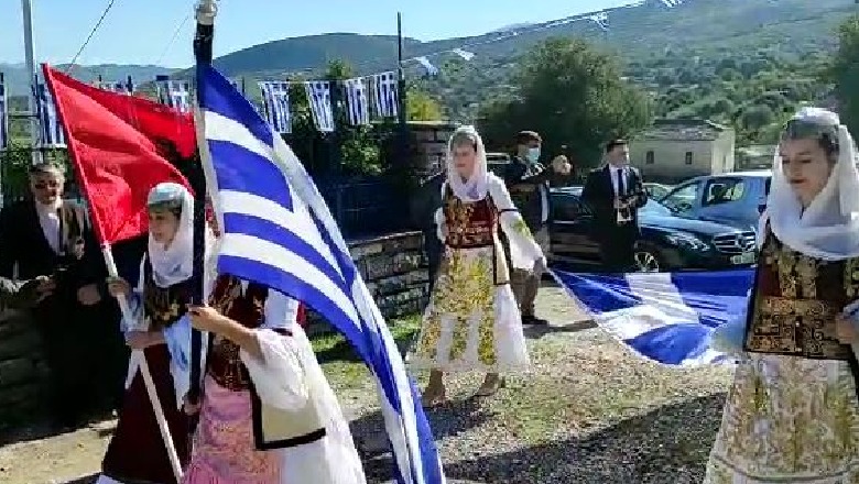 Me flamuj dhe veshje tradicionale, kremtohet sot dita e ‘Jo-së’ greke në manastirin e Këlcyrës! Krah nënës së Katsifas ish-kampioni në peshëngritje Piro Dhima