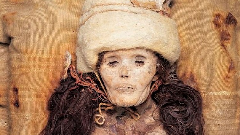 Foto/ 'Bukuroshja e Xiaohe', mumia 4 mijë vjeçare që është ruajtur në mënyrë të jashtëzakonshme! Ka ende flokët e qerpikët