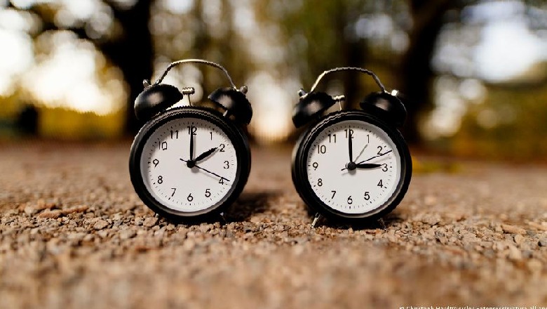 Rikthimi në orën diellore/ Analiza e Deutsche  Welle: Grindja për ndërrimin e orës në BE