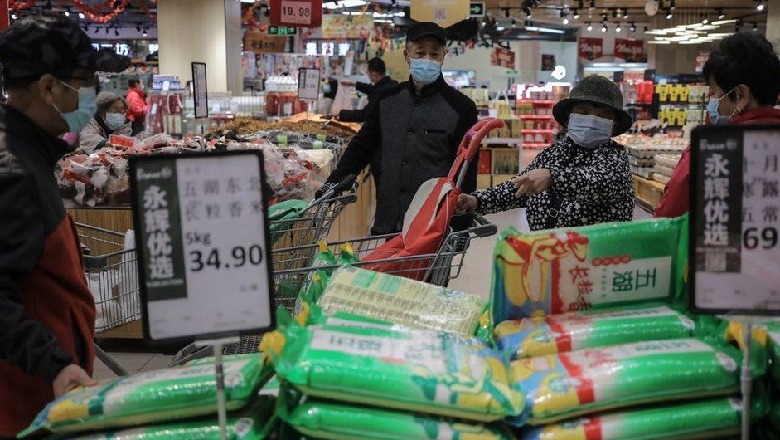 'Grumbulloni ushqimet bazë', qeveria kineze alarmon qytetarët, vrapojnë drejt marketeve (VIDEO)