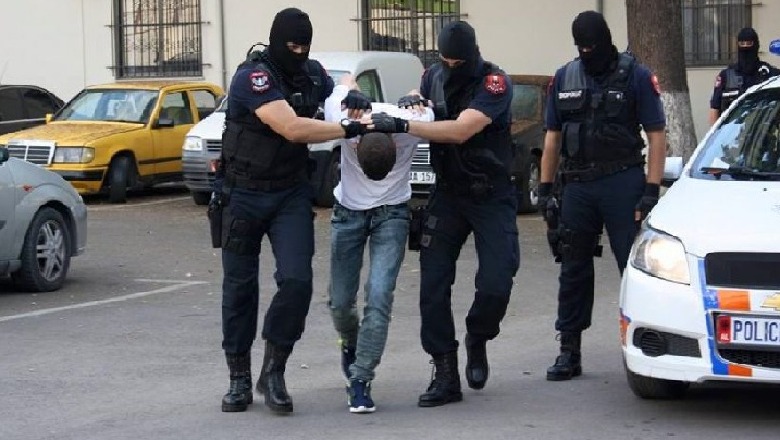 Theu masën e sigurisë ‘arrest shtëpie’, arrestohet 38-vjeçari në Fier, i gjendet edhe kanabis me vete