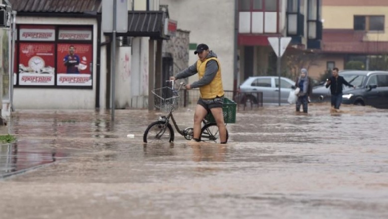 Stuhi dhe përmbytje në Bosnjë, dhjetëra banesa nën ujë, evakuohen qindra banorë