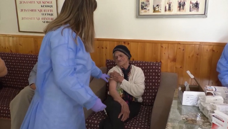 Gjirokastër/ Nis vaksinimi me dozën e tretë në shtëpinë e të moshuarve, paralelisht injektohet edhe vaksina e gripit