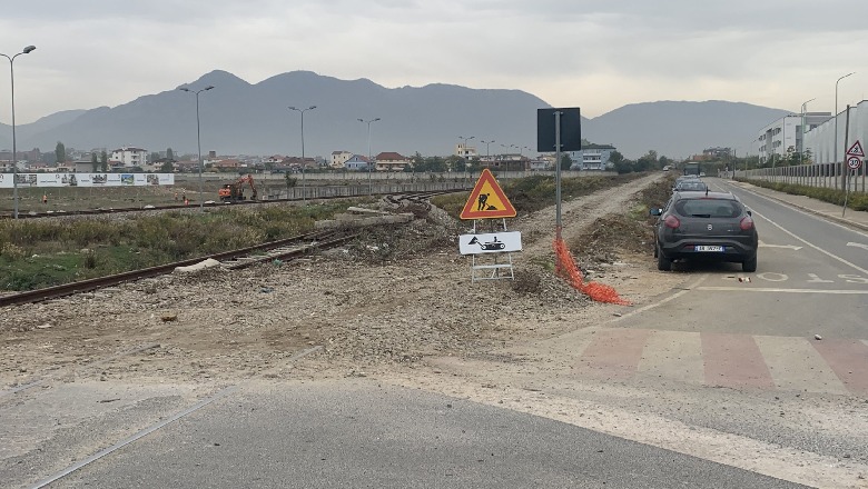 Ndërtimi i hekurudhës Tiranë-Durrës, nisin punimet në terren, largohen shinat e vjetra
