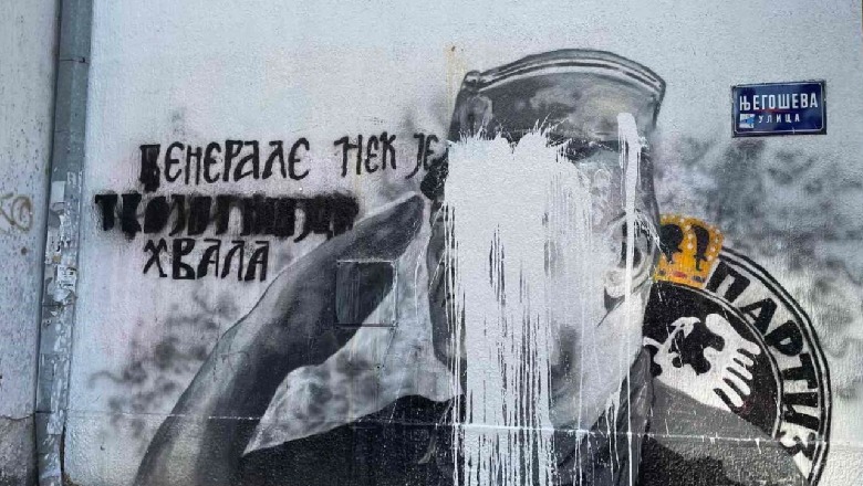 Një politikan serb hedh ngjyrë në muralin e Mlladiçit, ish-gjeneralin kriminel lufte