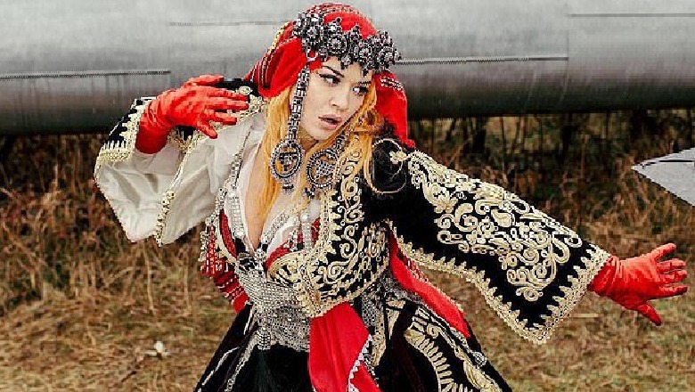 Rita Ora i dhuron Tiranës kostumin popullor që veshi në videoklip! Veliaj: Do ta vendosim në Muzeun e ri Etnografik