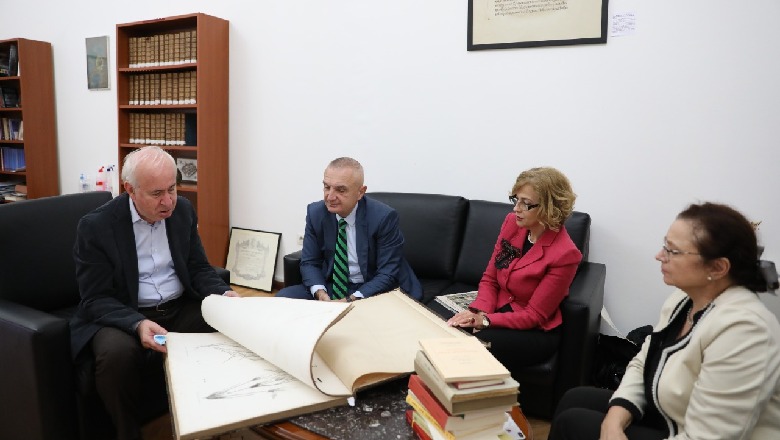 Ia dhuruan në Itali, presidenti Meta i dorëzon Bibliotekës Kombëtare 12 libra autorësh arbëreshë me vlerë historike, letrare e gjuhësore
