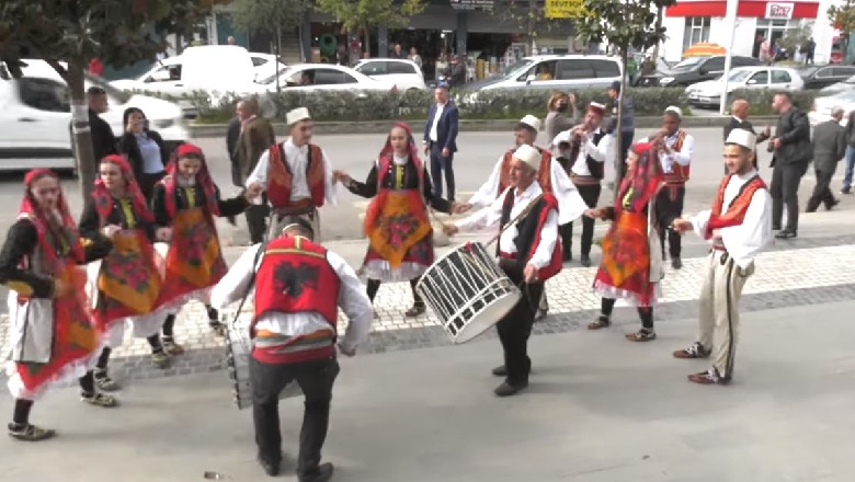 Kryebashkiaku socialist pret Metën ne Kamzë me tupana dhe valle popullore (VIDEO)