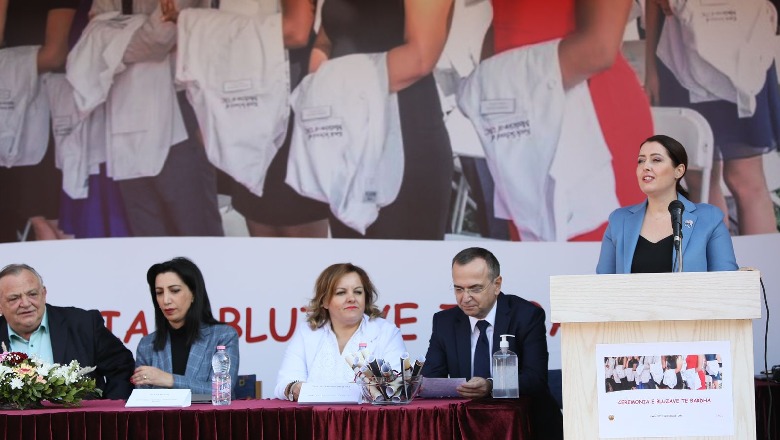 300 studentë veshin bluzat e bardha, ministrja e 'Shëndetësisë' dhe e 'Arsimit': Do të rrisim kuotat për mjekësinë