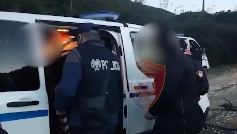 Himarë/ Po transportonte dy emigrantë të paligjshëm, arrestohet 48-vjeçari i dehur, pranga edhe dy të miturve në Vlorë