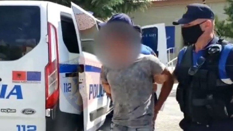 Theu masën e arrestit dhe u kap duke transportuar 20 emigrantë me furgon, në pranga 18-vjeçari në Tiranë, në kërkim bashkëpunëtori 