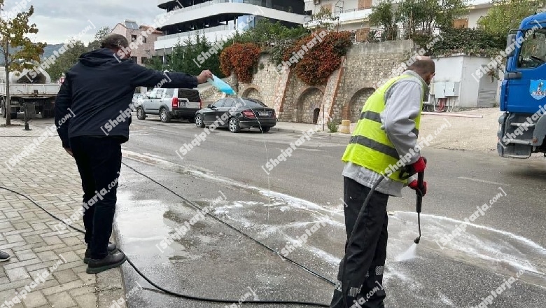 FOTOLAJM/ Pasi Rama e kritikoi se rrugët e Vlorës janë të pista, Dritan Leli i futet punës, i hedh detergjent